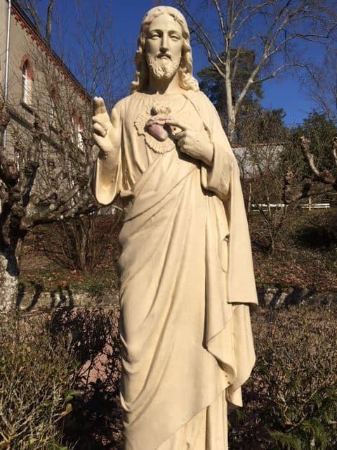 Statue du Sacré-Cœur de Jésus dans le jardin du monastère