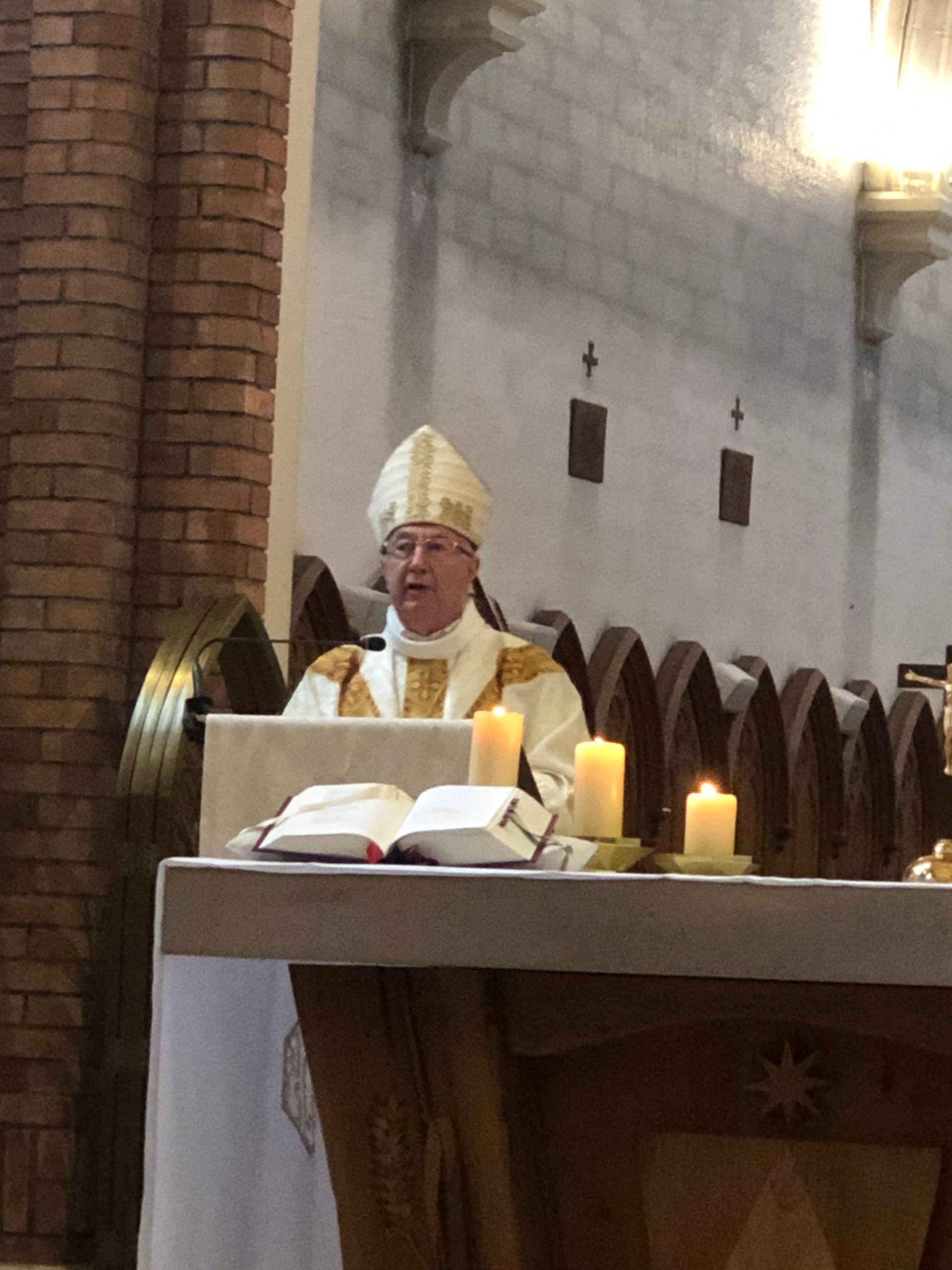 Évêque célébrant la messe dans la chapelle du monastère