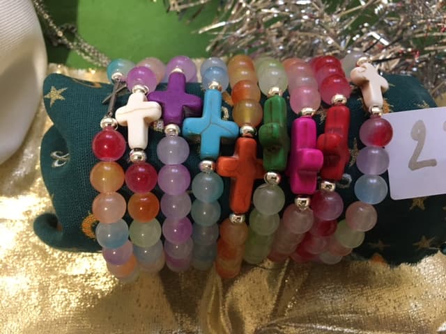 Bracelets de perles colorées avec une croix