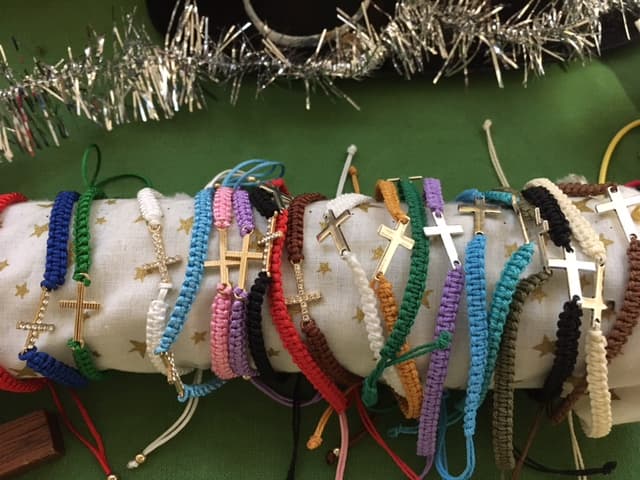 Bracelets en corde tressée avec une croix