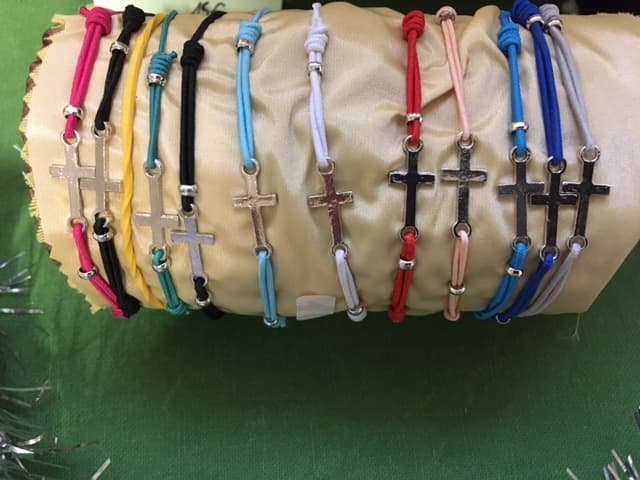 Bracelets fins colorés avec une croix