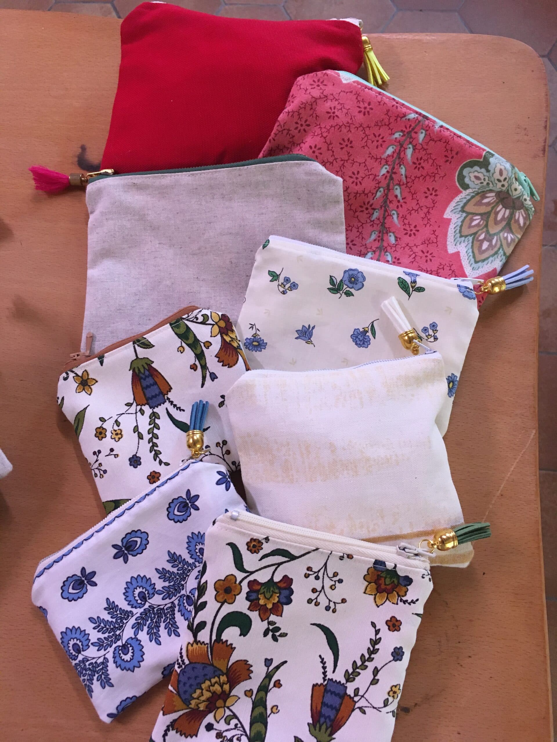 Pochettes zippées aux motifs floraux