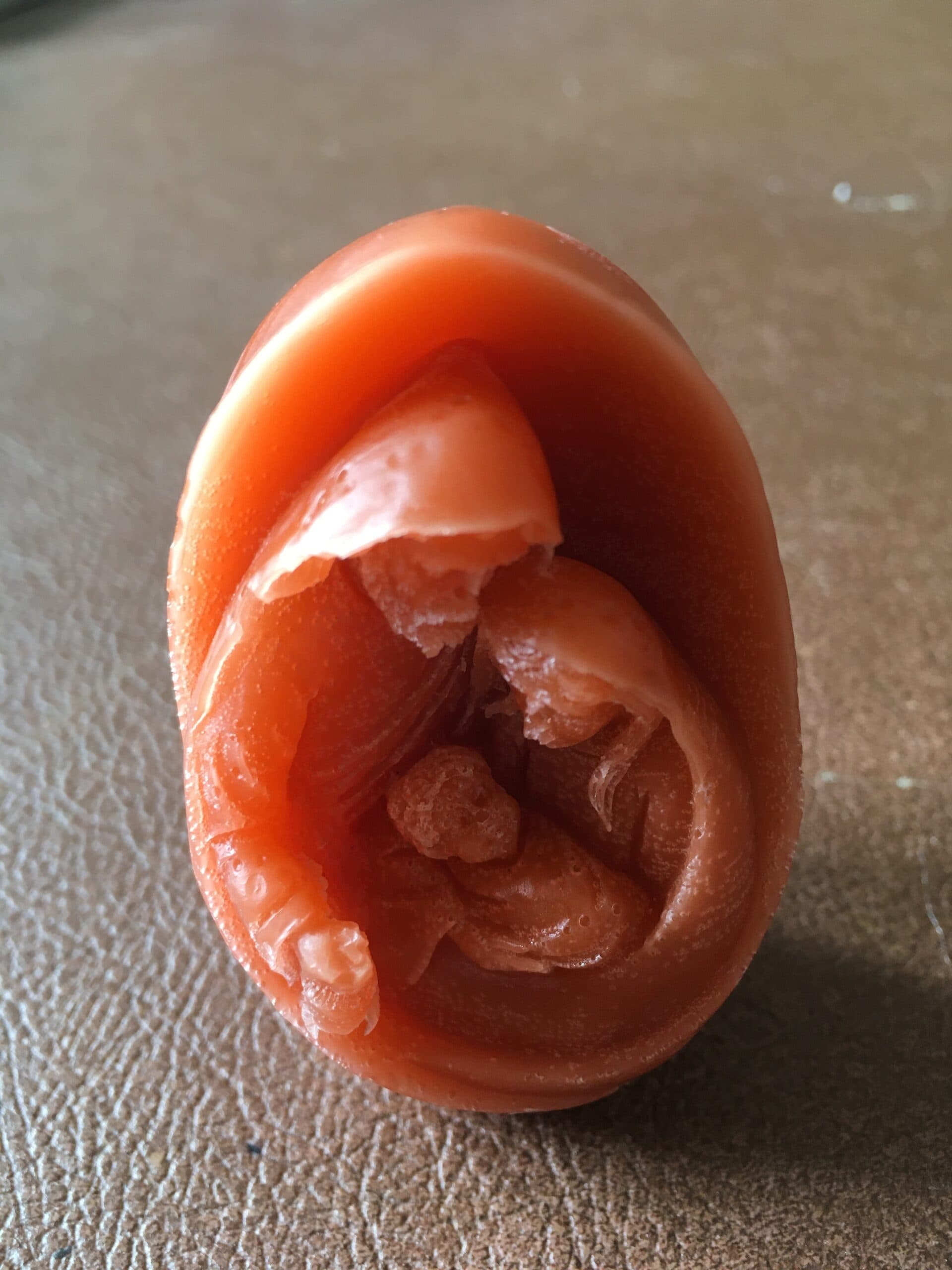 Petite Nativité sculptée dans une bougie rouge