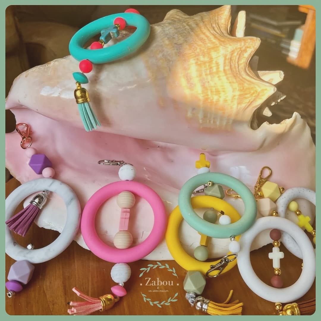 Porte-clés colorés ornés de croix