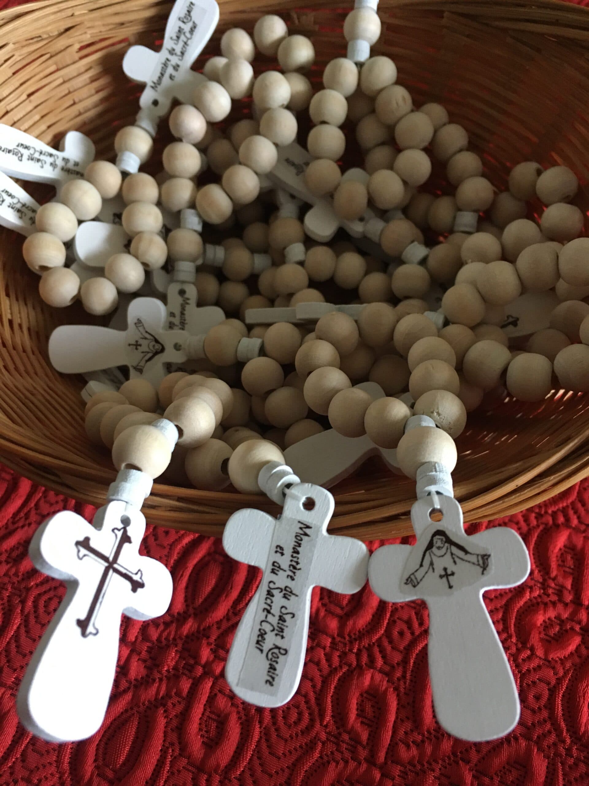 Chapelets en bois avec différentes croix