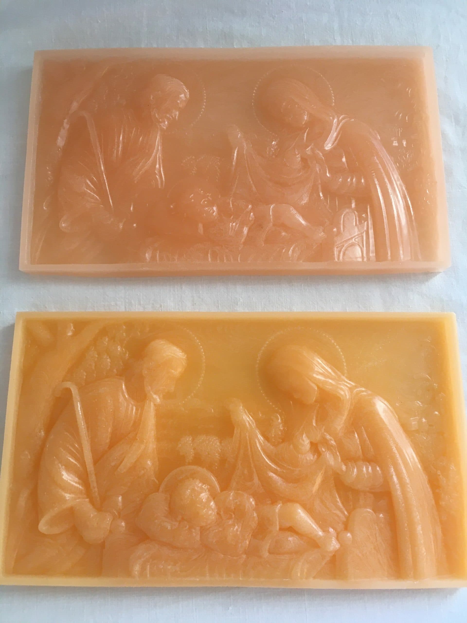Deux bas-reliefs en cire représentant la Nativité