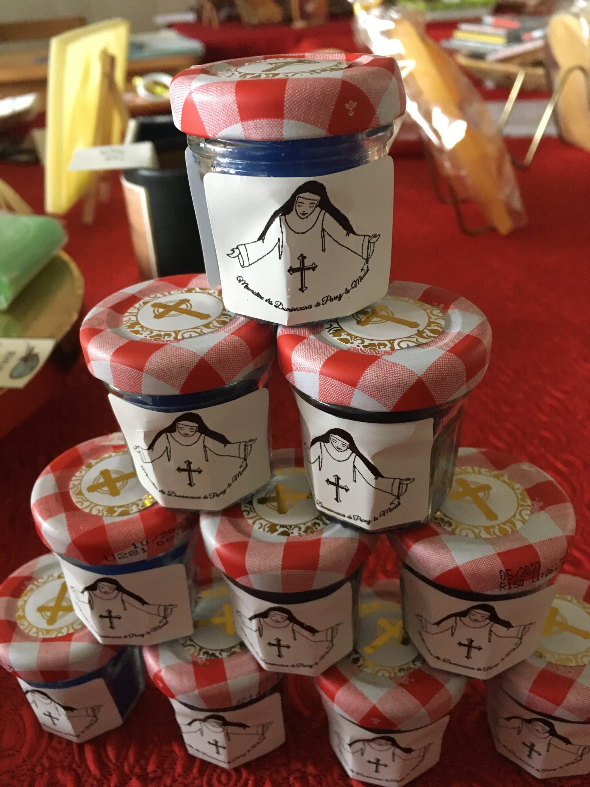 Petits pots de bougie bleue préparés au monastère