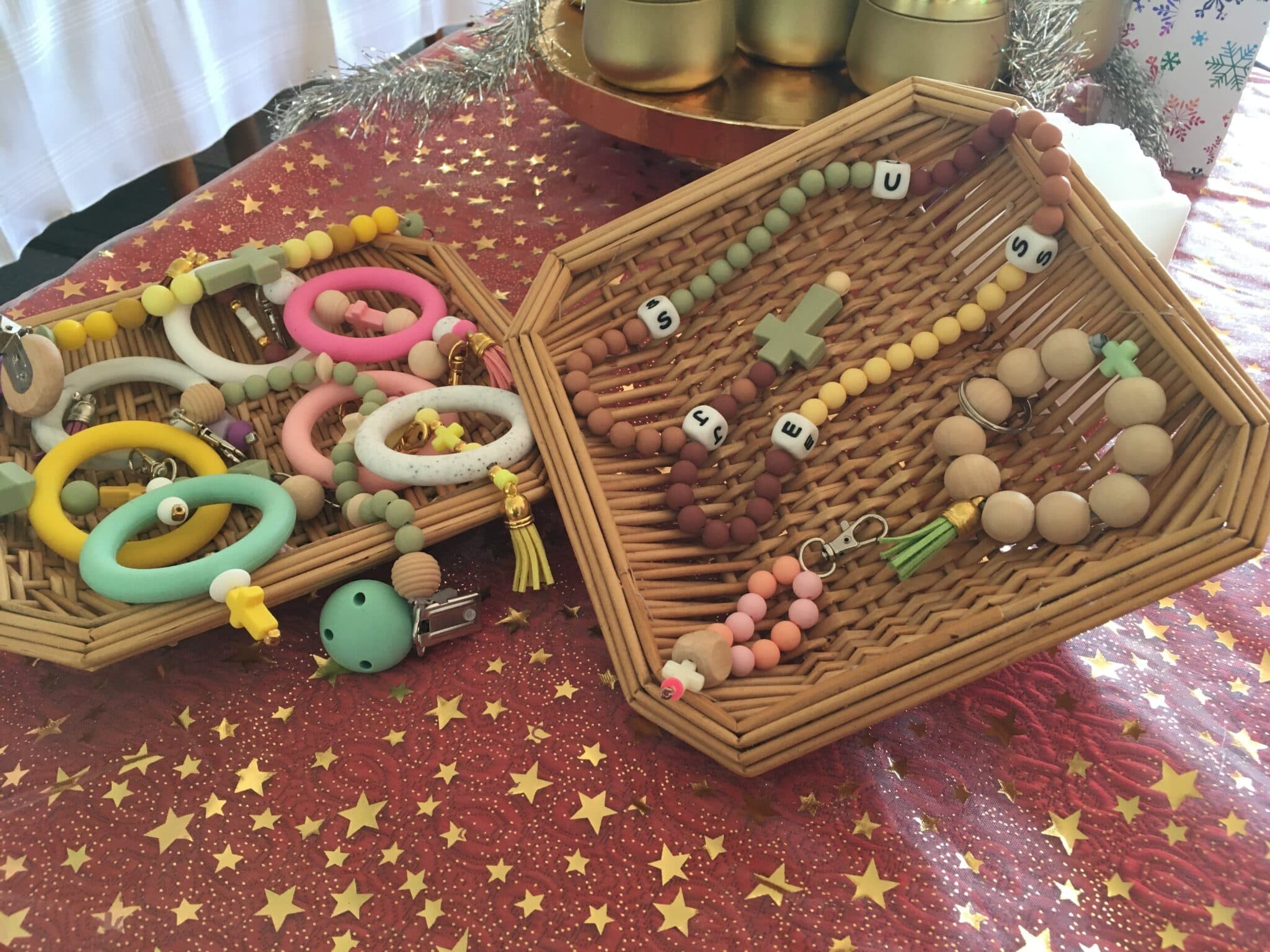 Accessoires religieux pour enfants présentés dans deux paniers