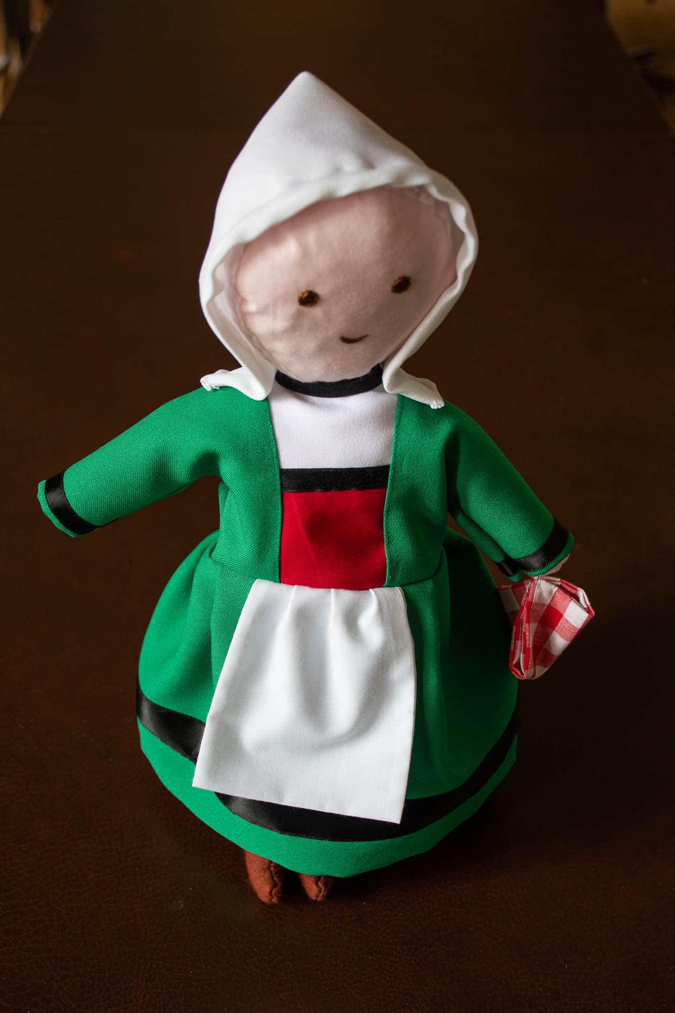 Poupée Bécassine en tissu confectionnée au monastère