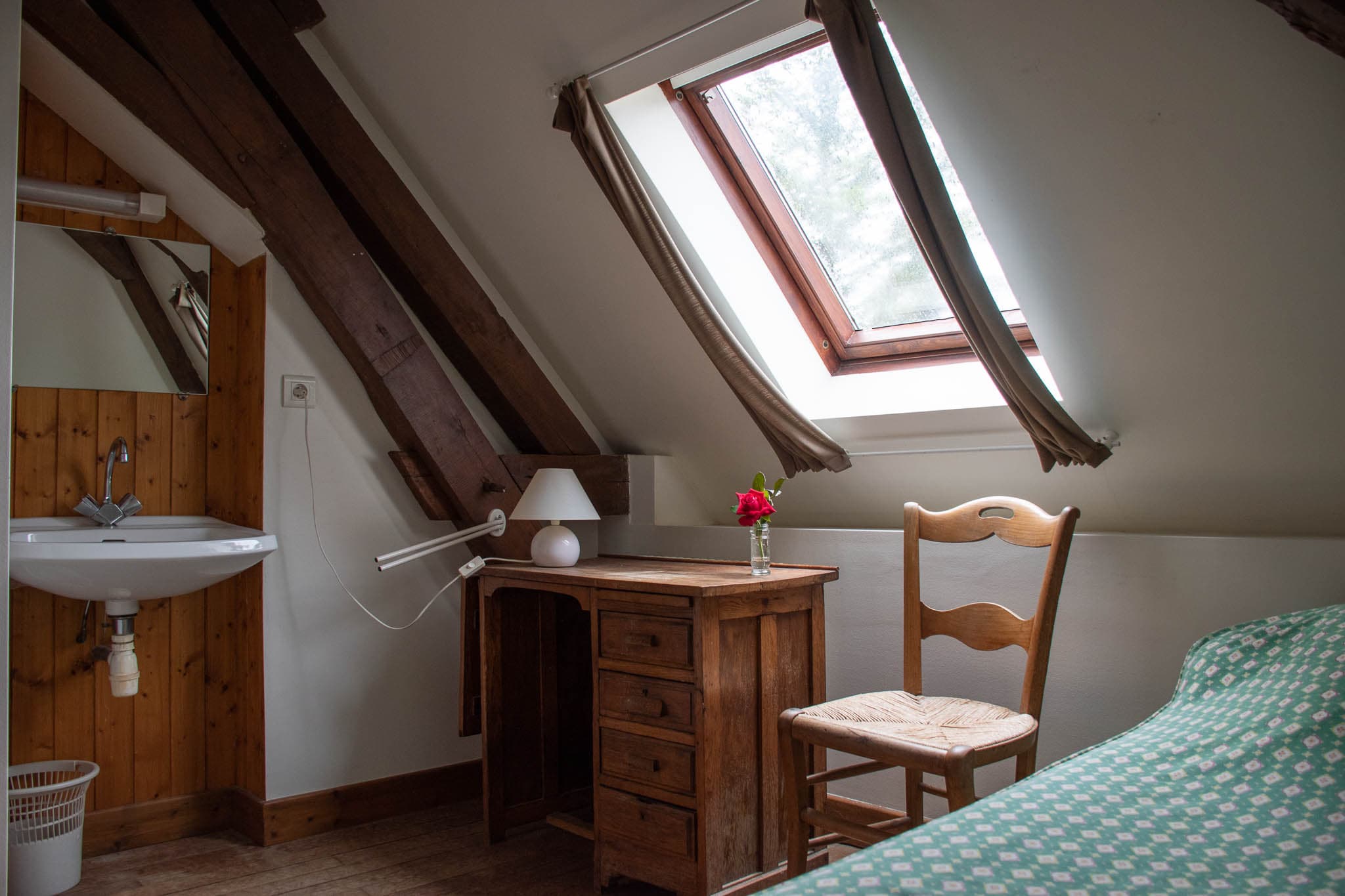 Chambre mansardée de l’espace d’hébergement