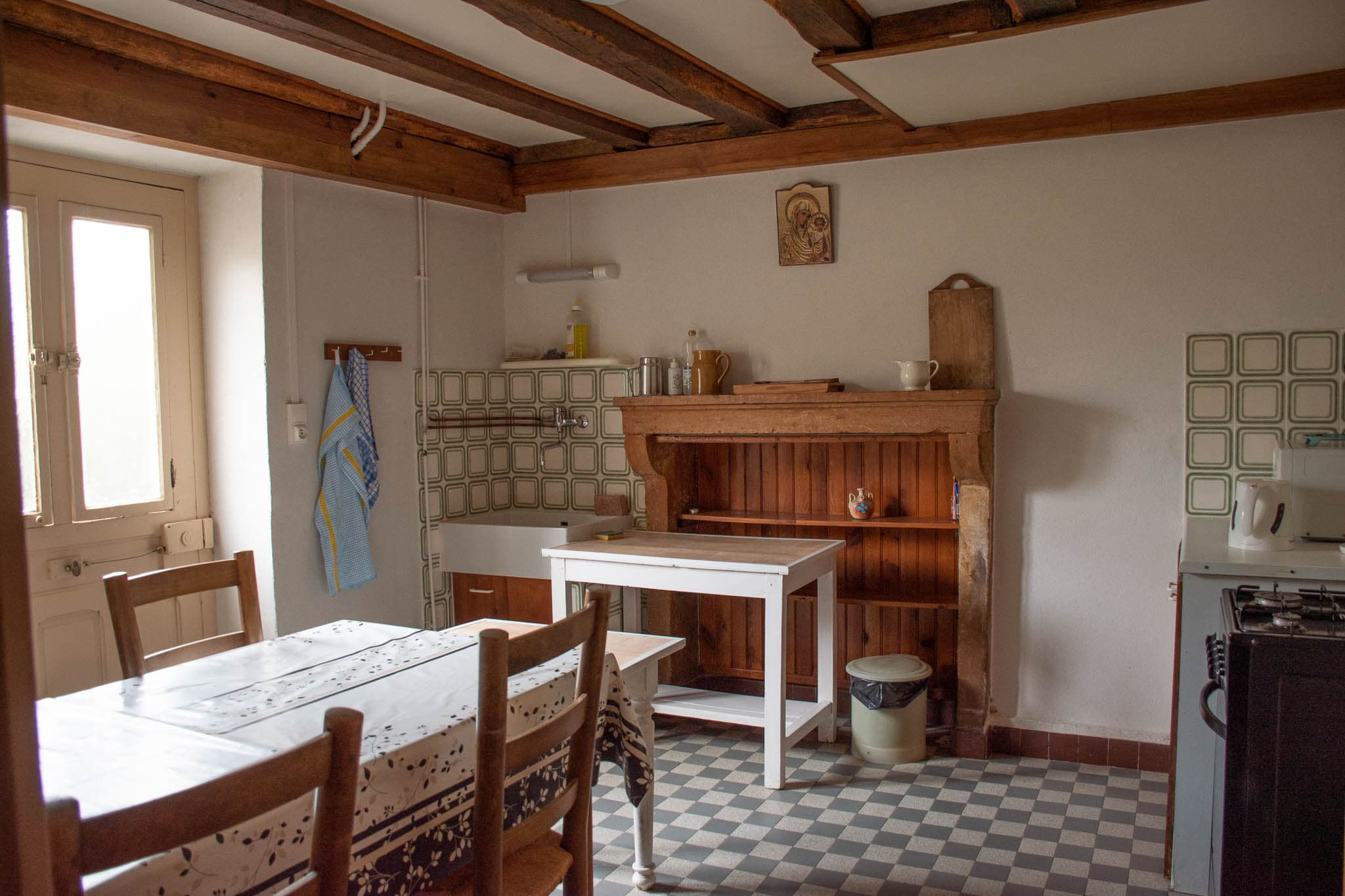 Chambre d’hébergement avec plusieurs lits et un piano
