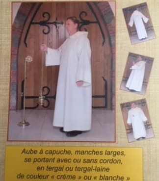 Aube liturgique blanche à capuche confectionnée au monastère