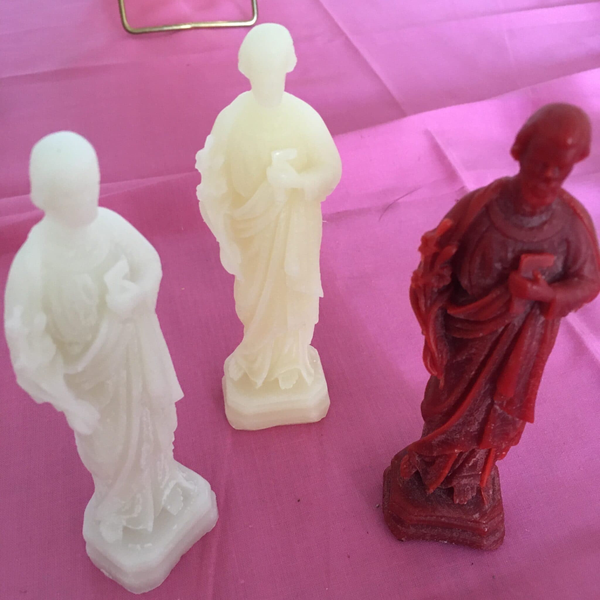 Statuettes religieuses en cire blanche et rouge
