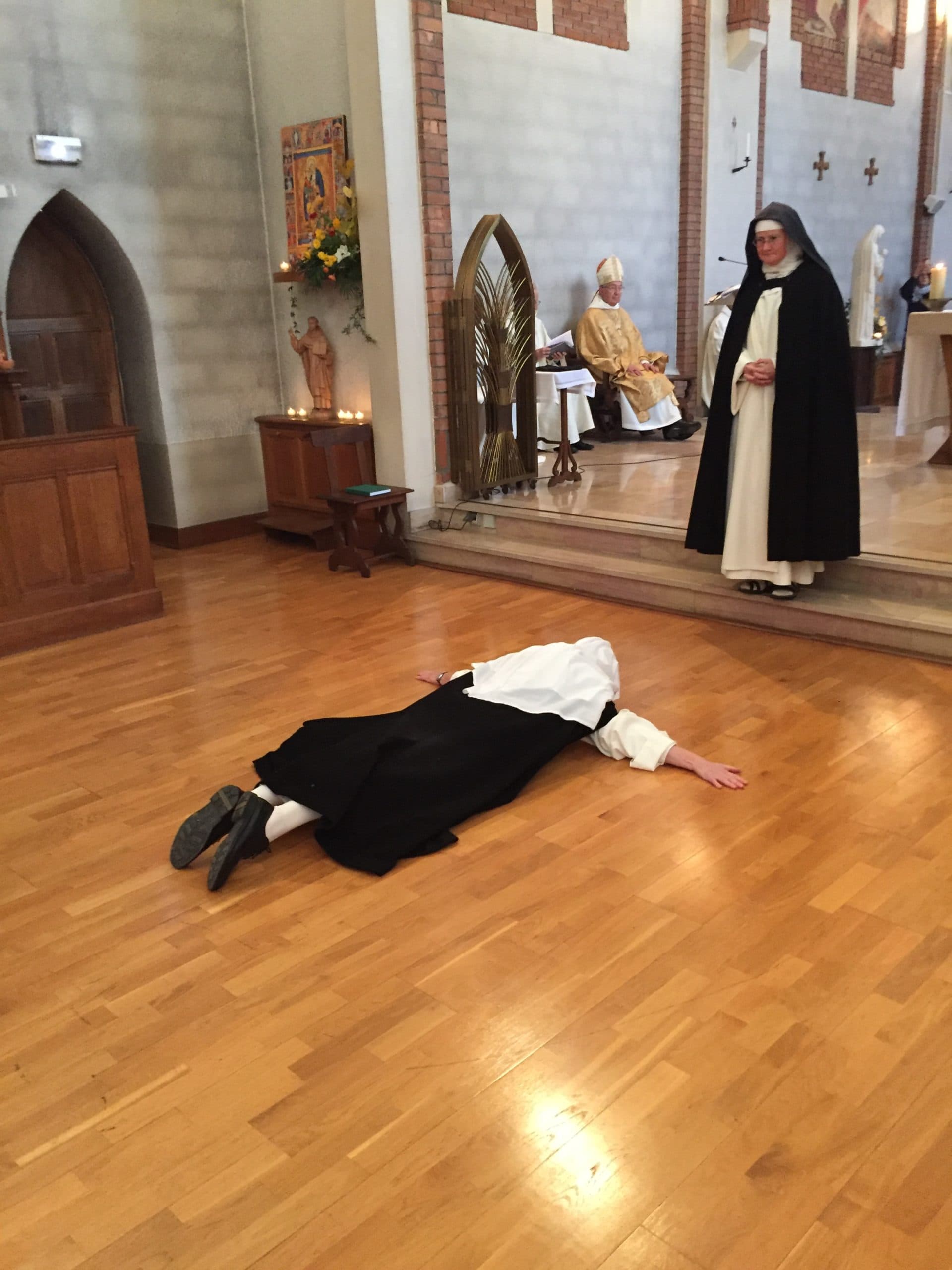 Prostration d’une sœur pendant sa profession monastique