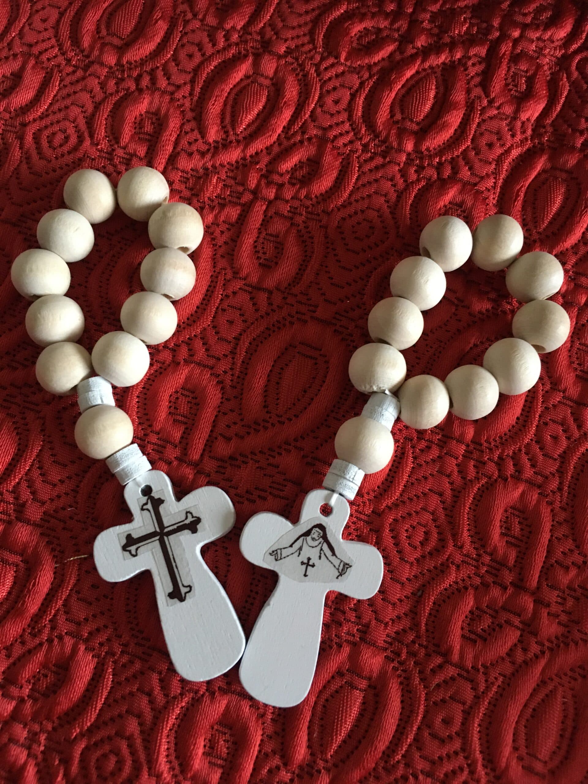 Petits chapelets en perles de bois blanc