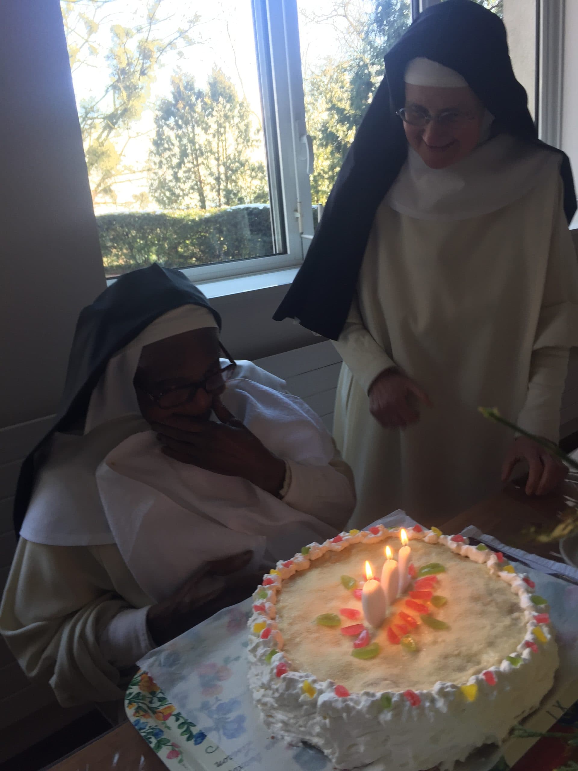Deux sœurs dominicaines devant un gâteau d’anniversaire