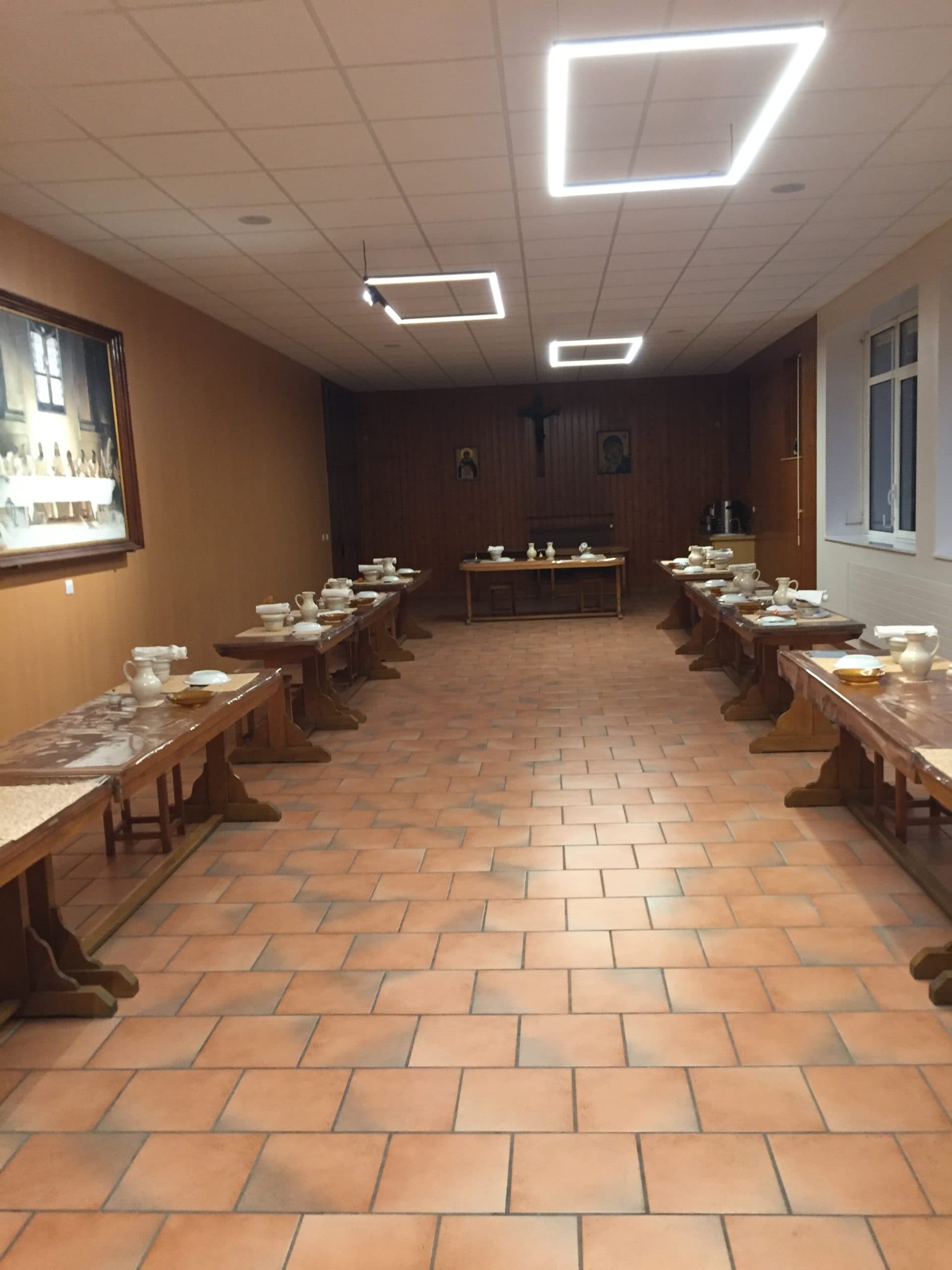 Réfectoire préparé pour le repas de la communauté