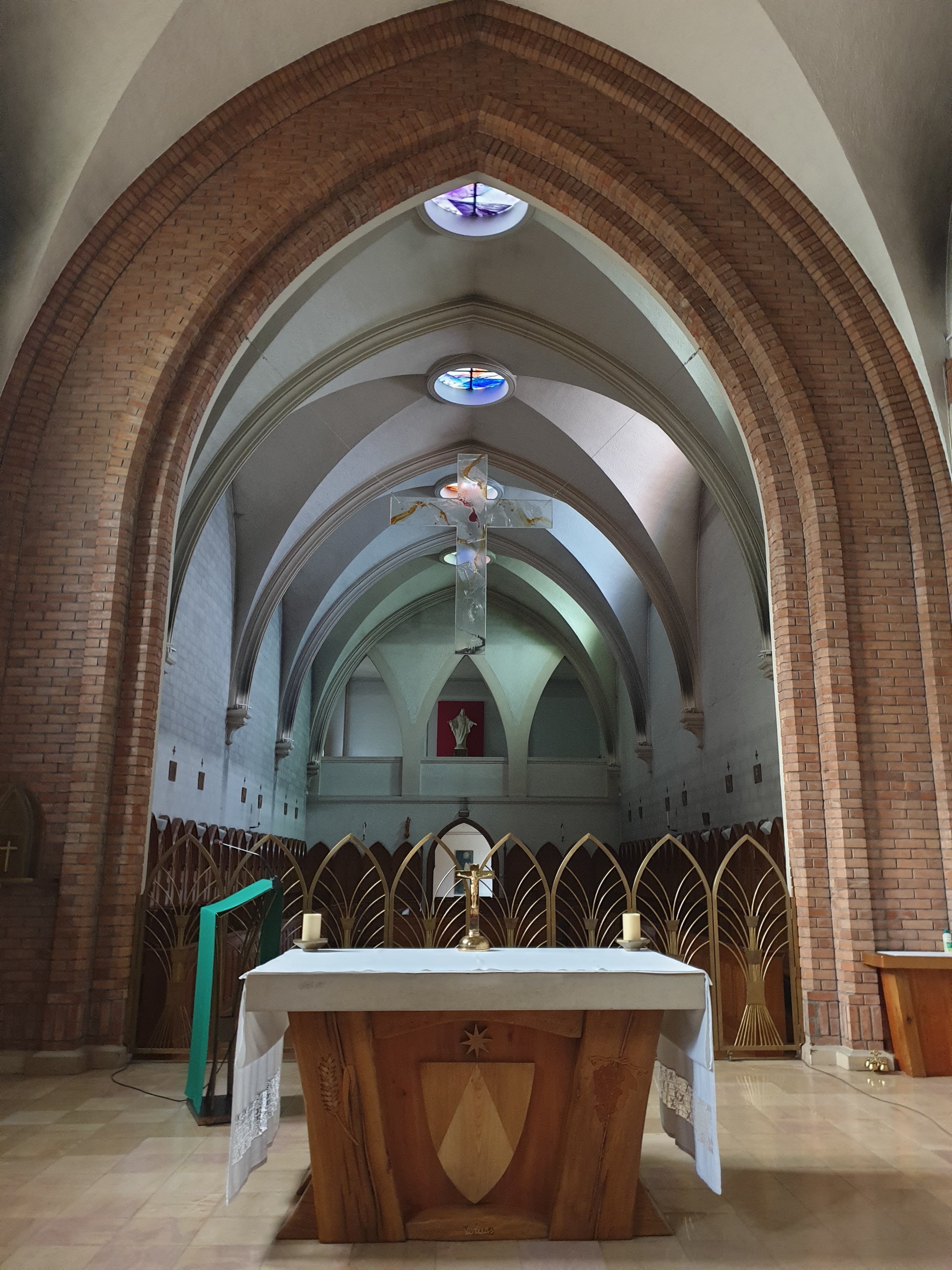 Le chœur et l’autel de la chapelle sous les voûtes de briques