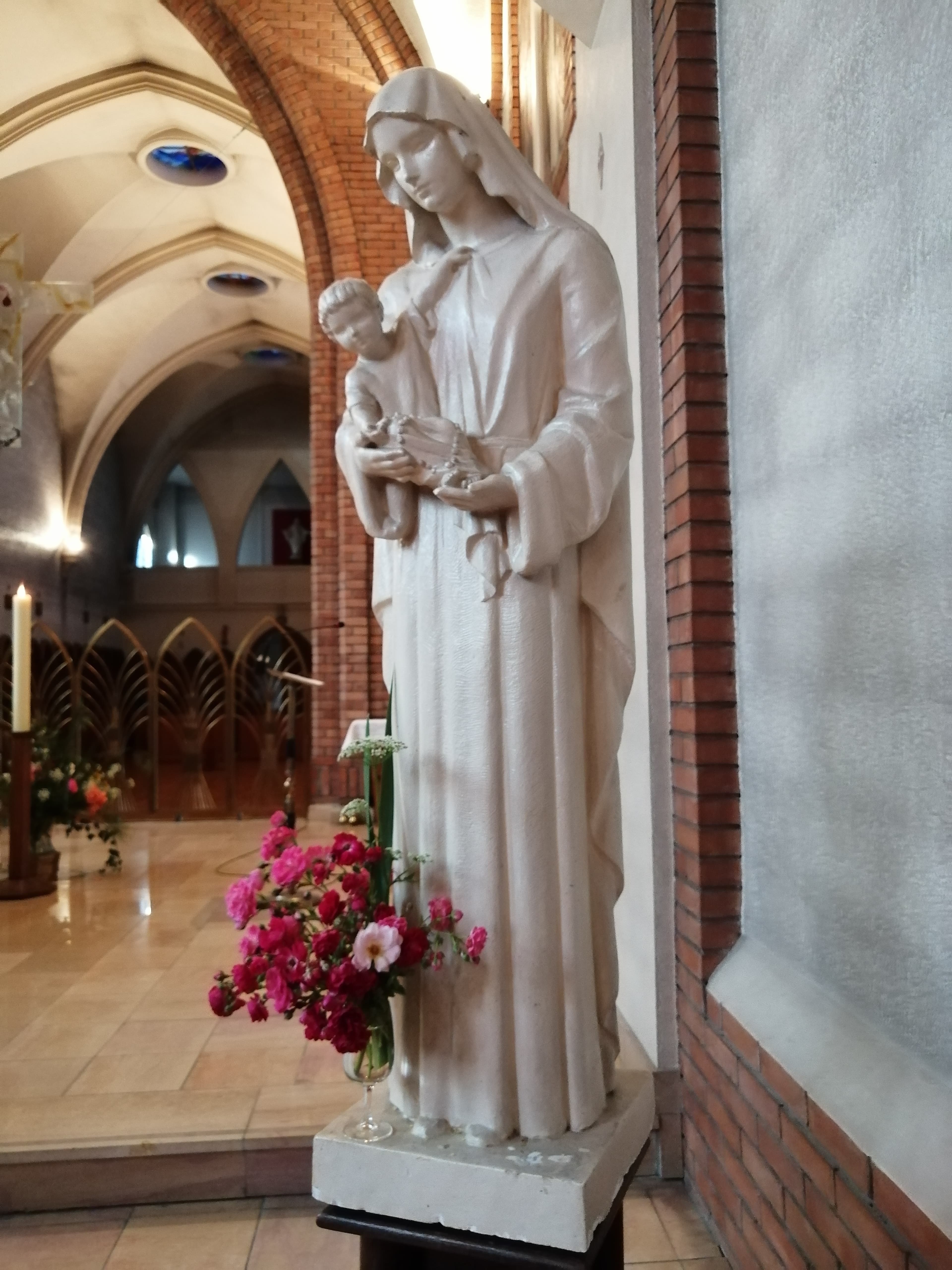 Statue de la Vierge à l’Enfant dans la chapelle