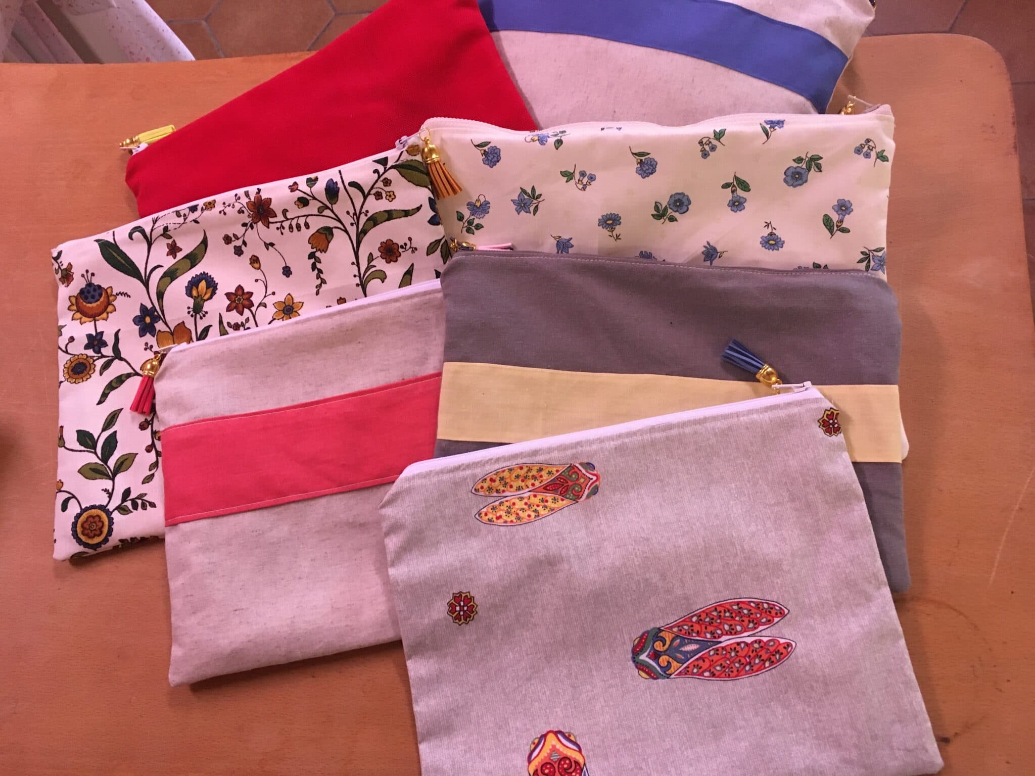Pochettes zippées en tissus colorés