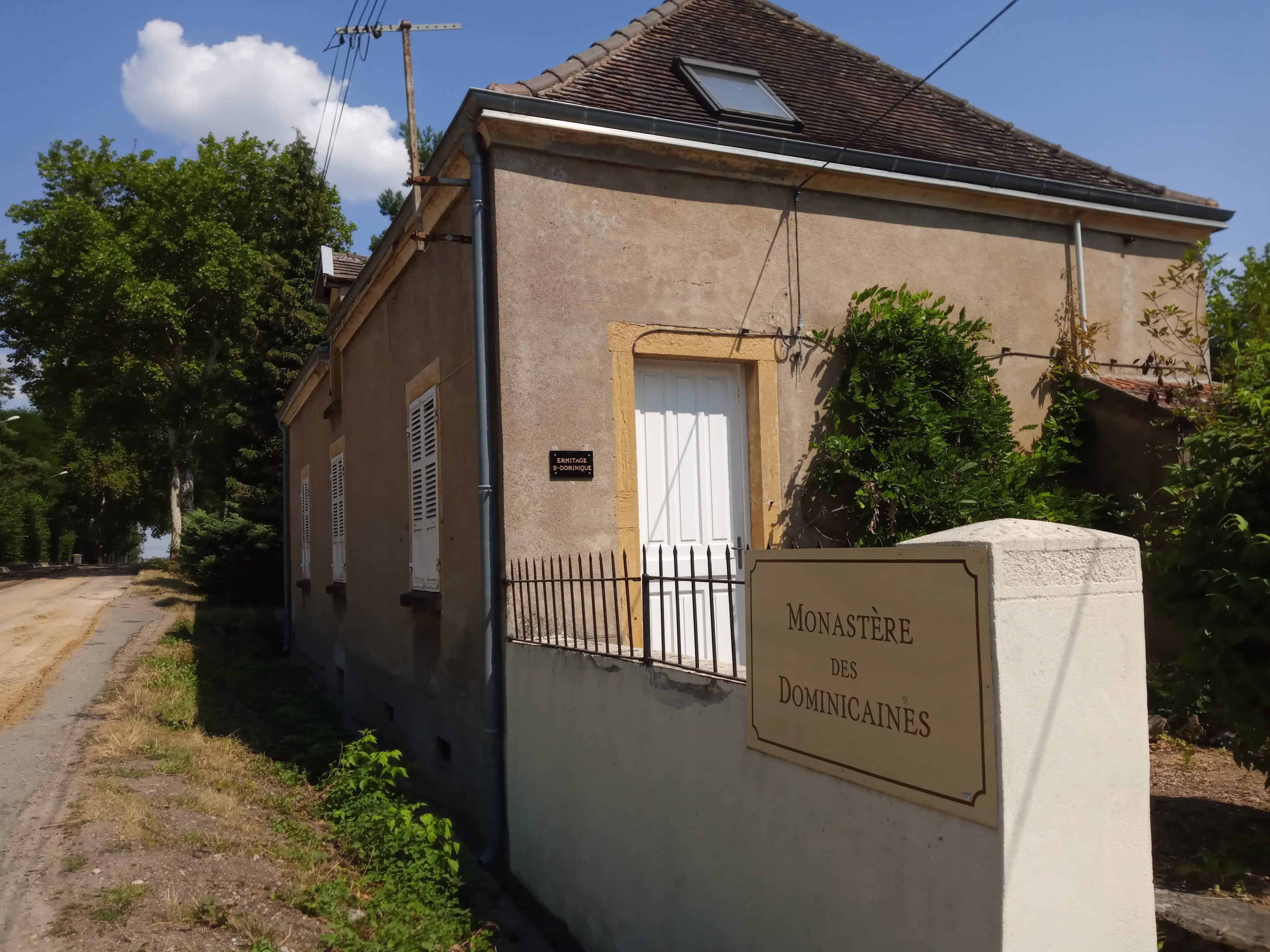 Le panneau « Monastère des Dominicaines » devant l’ermitage Saint-Dominique