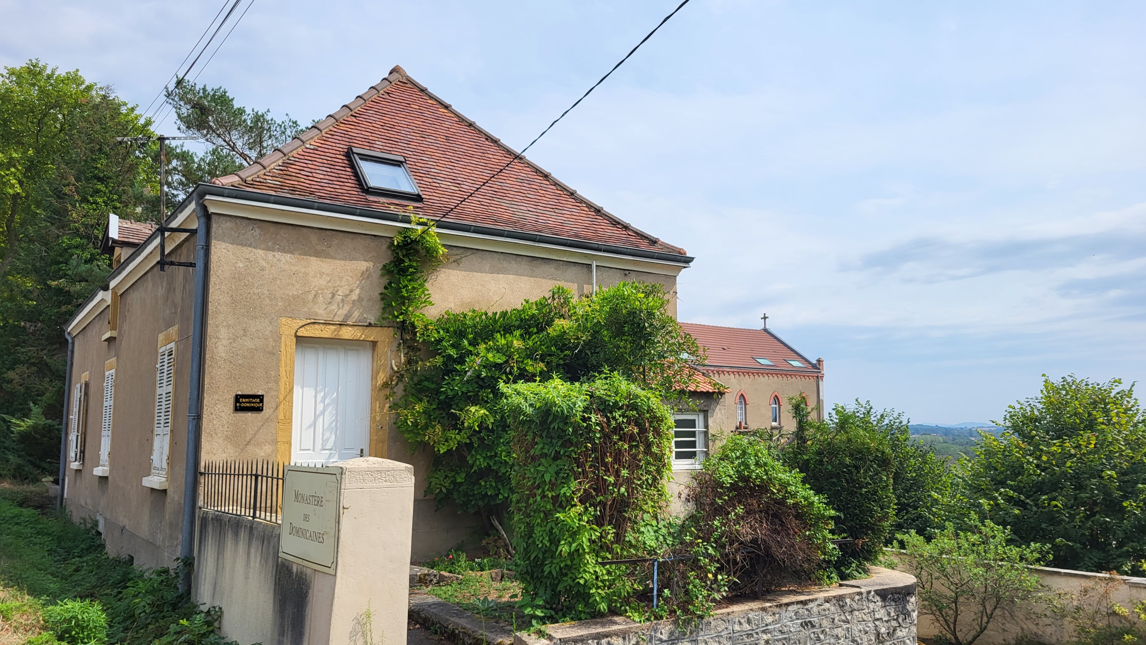 L’ermitage Saint-Dominique et la chapelle du monastère, à l’entrée de la propriété