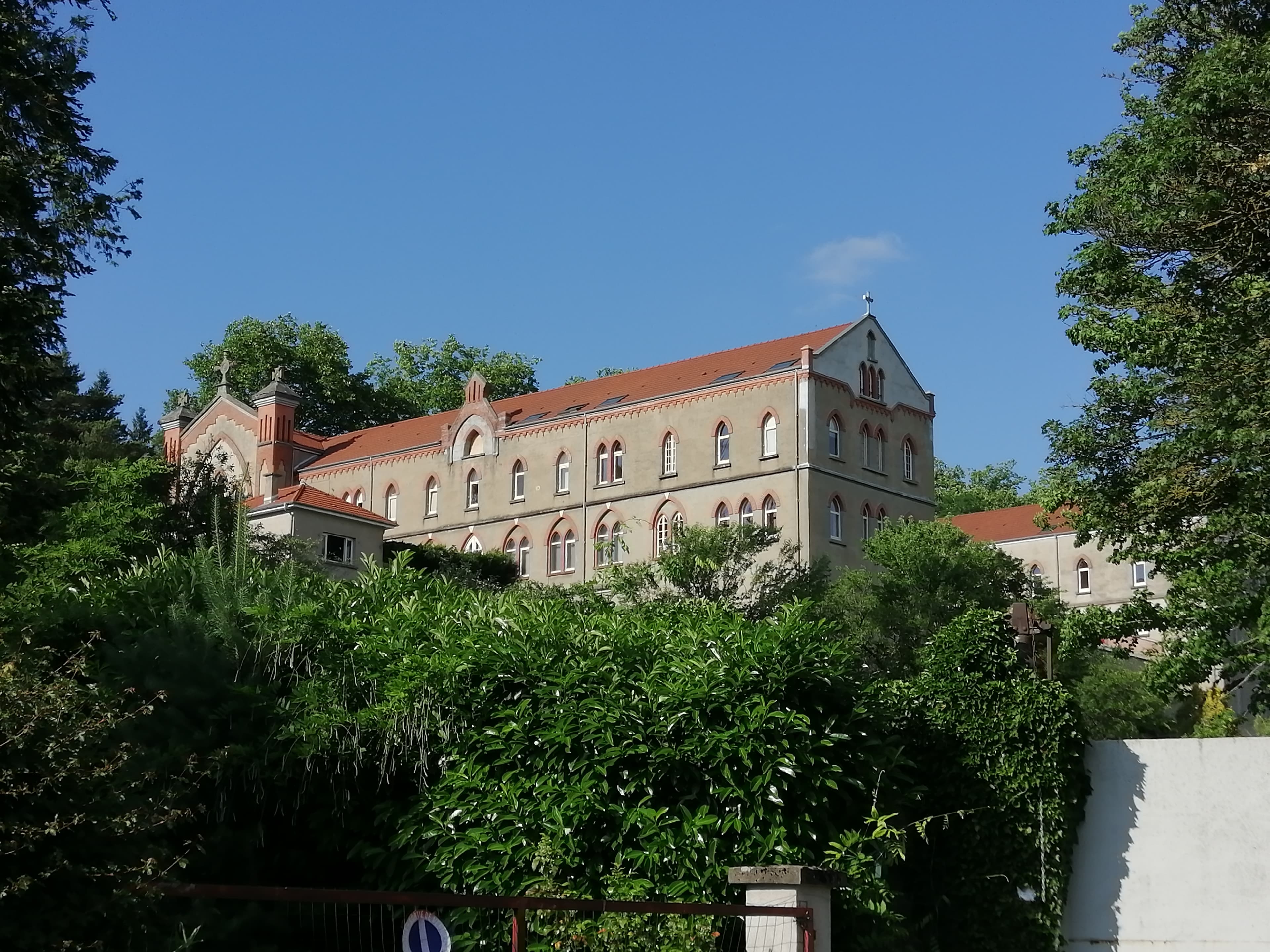 Le monastère des Dominicaines vu depuis la rue, au-dessus des arbres