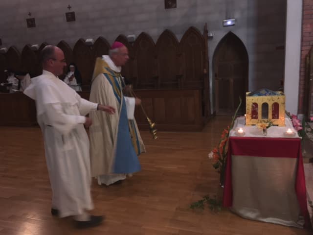 Évêque encensant la relique de saint Thomas d’Aquin