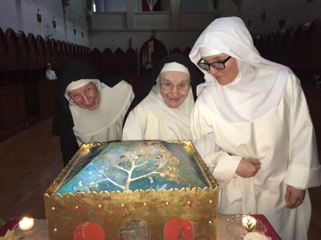 Trois sœurs découvrent le reliquaire de saint Thomas d’Aquin