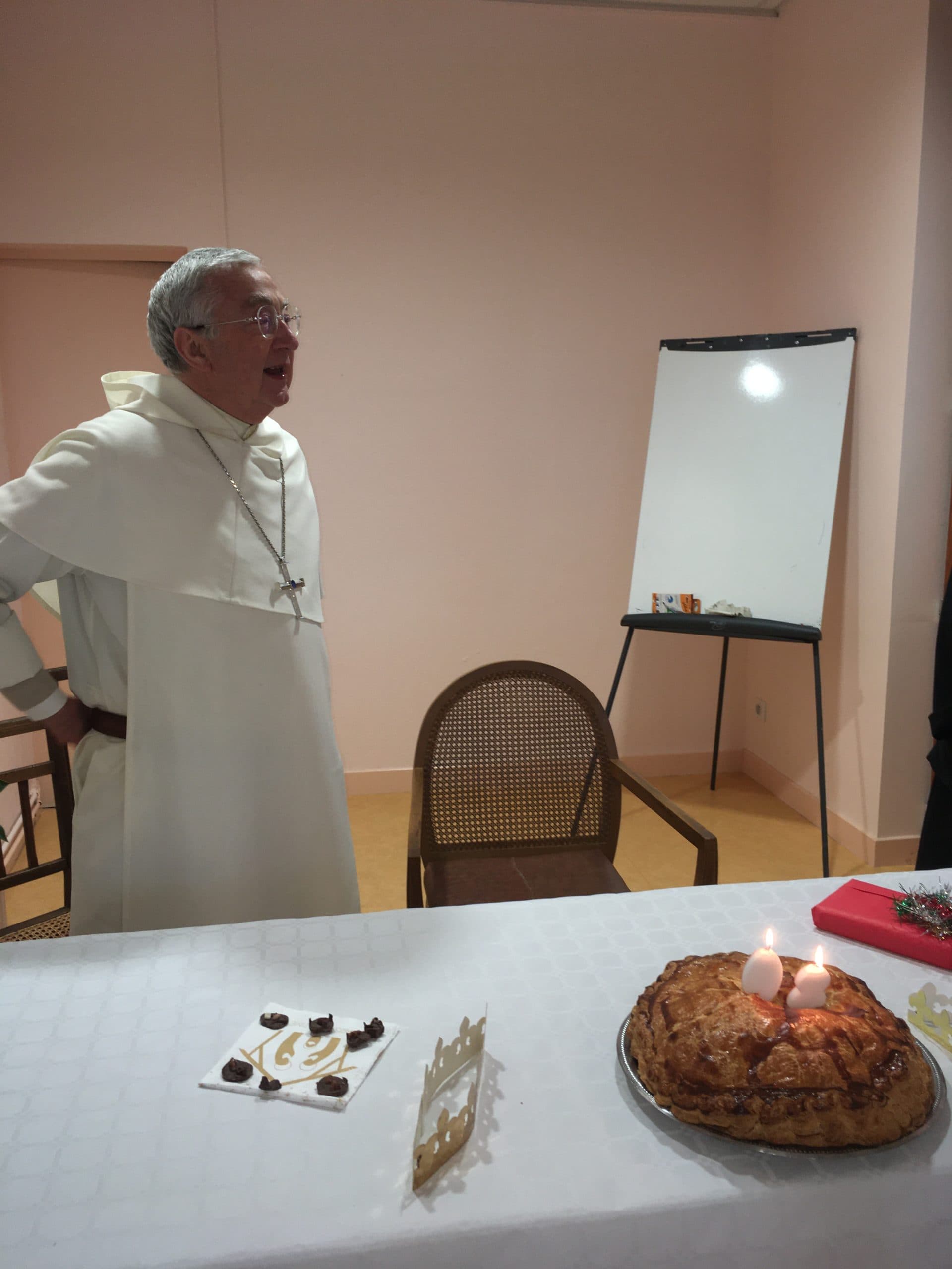 Mgr Jean-Louis Bruguès devant une galette des rois
