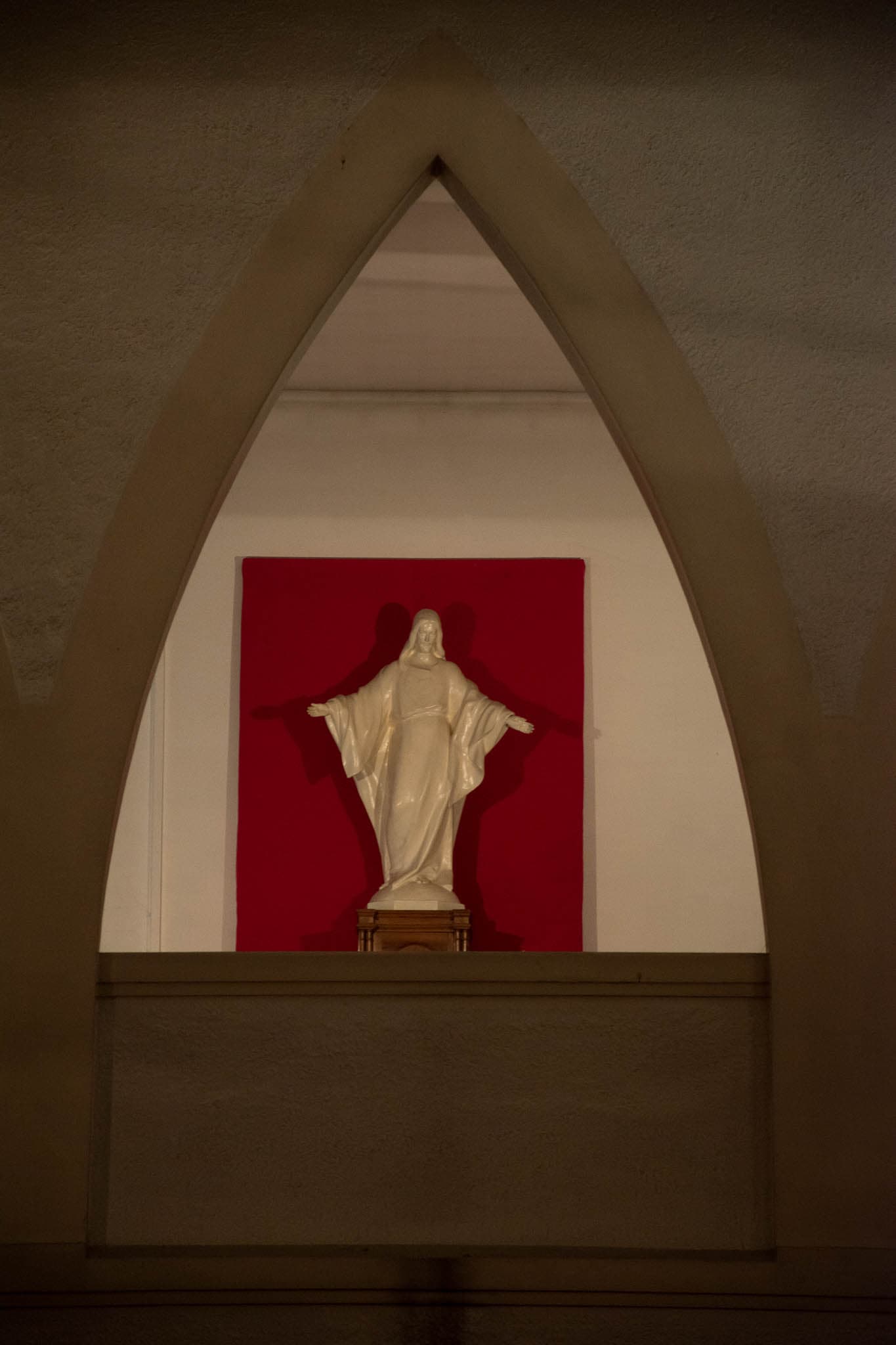 Statue de la Vierge dans une niche de la chapelle
