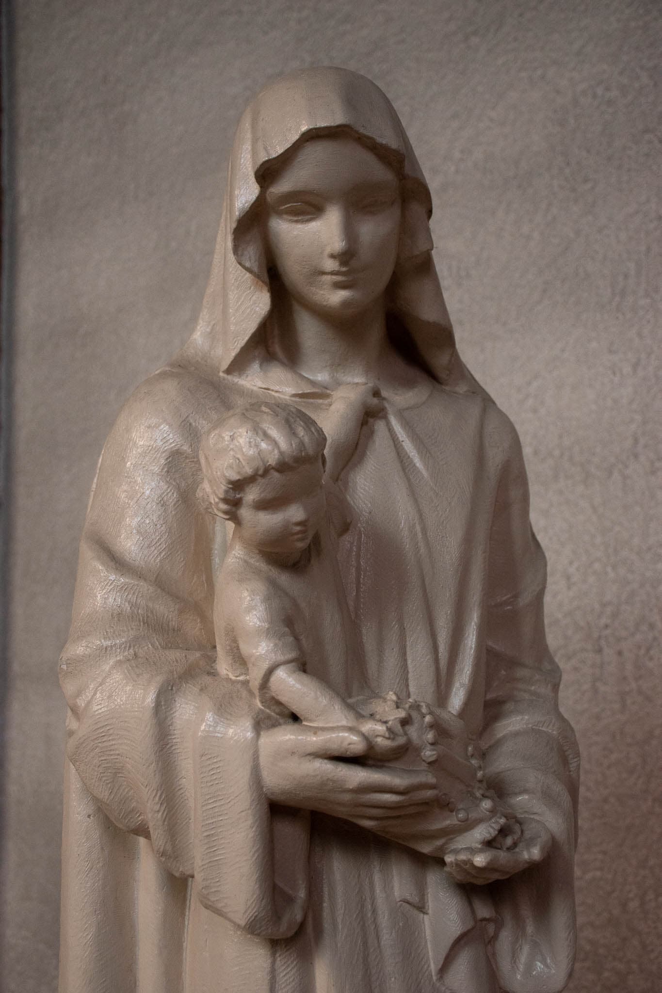 Statue de la Vierge à l’Enfant tenant un rosaire