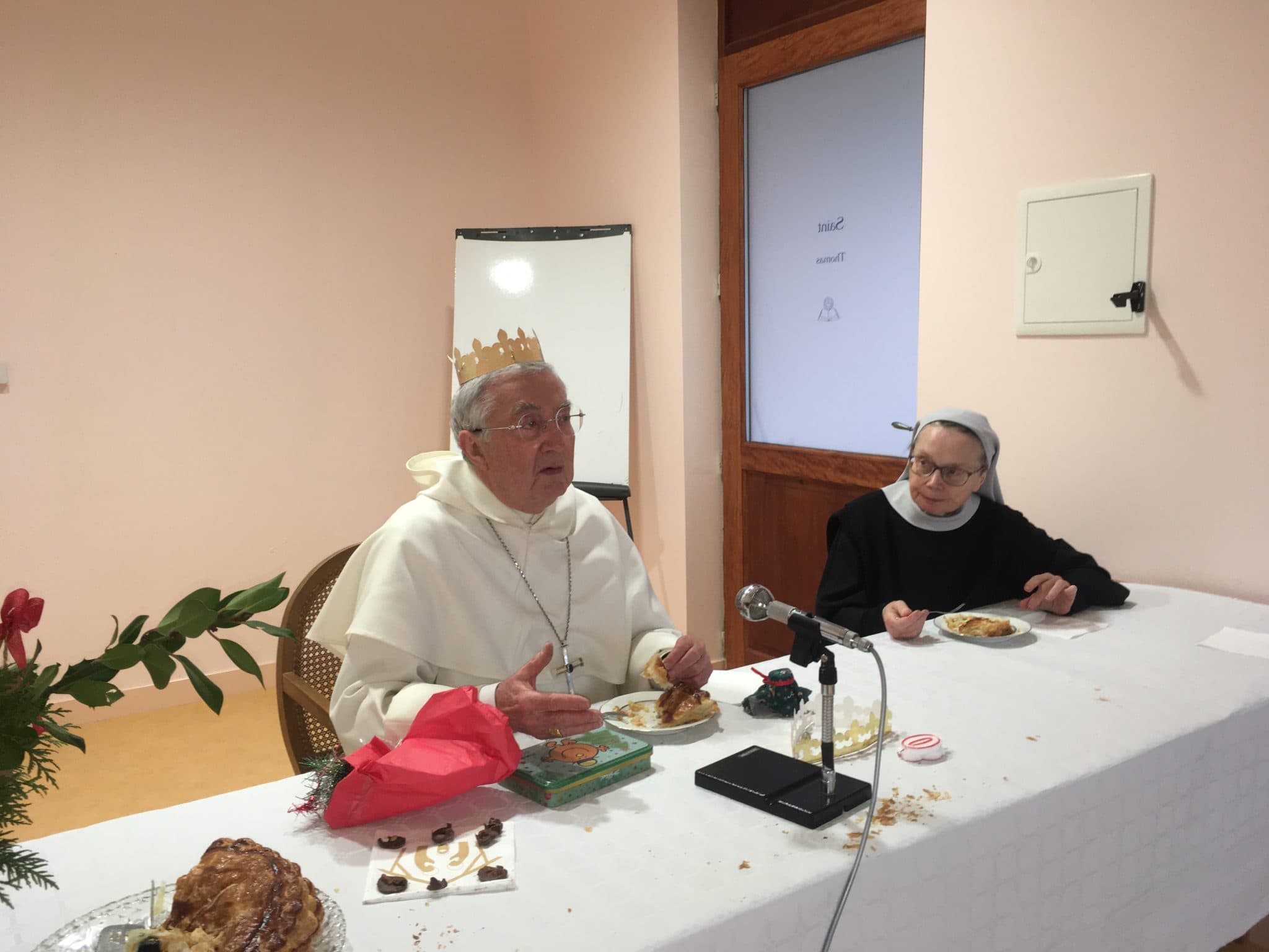 Mgr Jean-Louis Bruguès couronné pendant le repas de l’Épiphanie