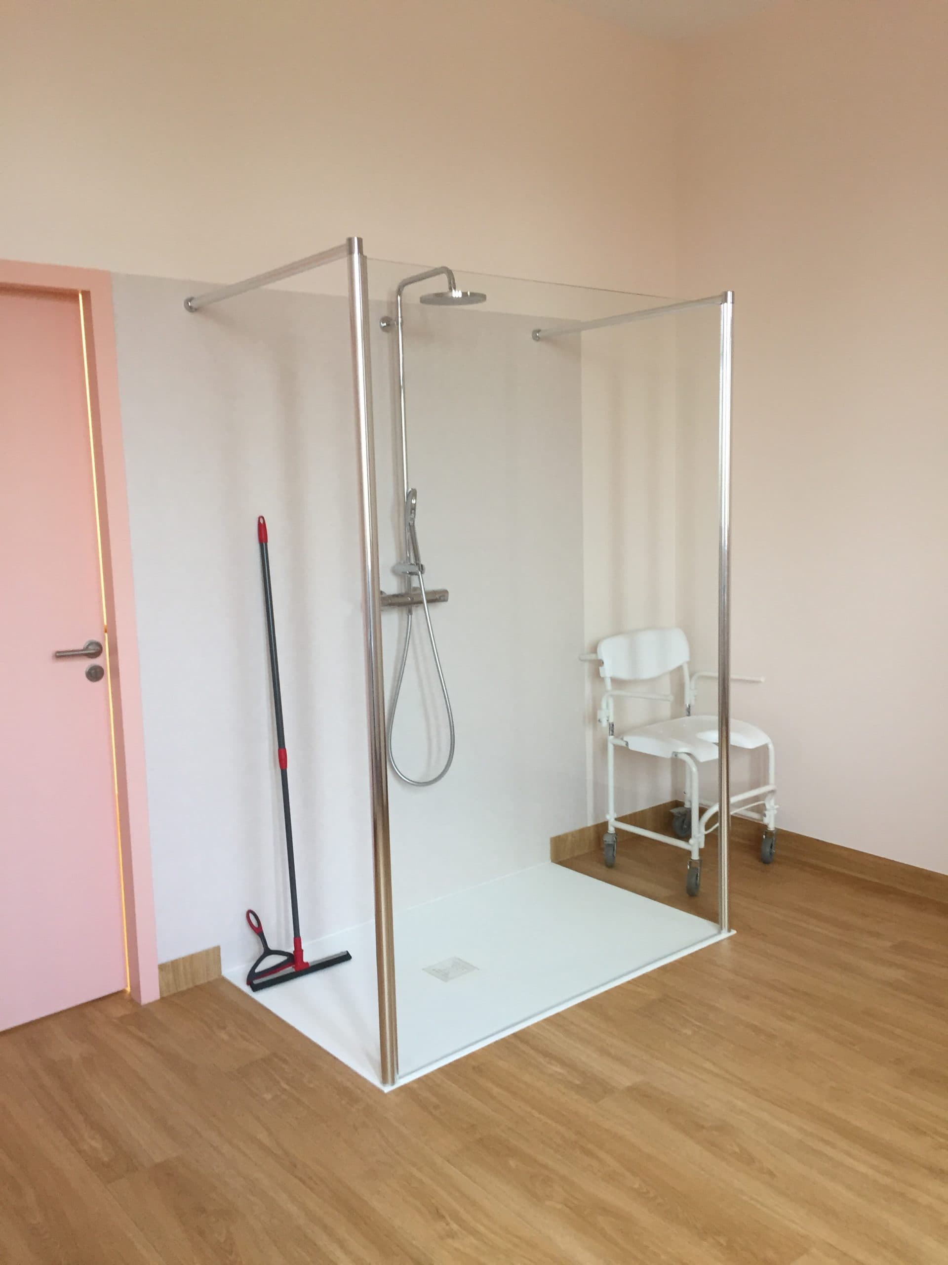 Douche accessible dans l’espace d’hébergement