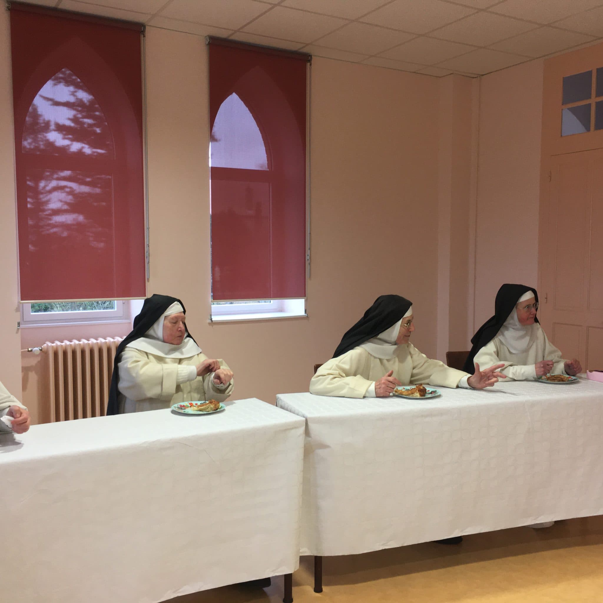 Sœurs dominicaines partageant la galette des rois
